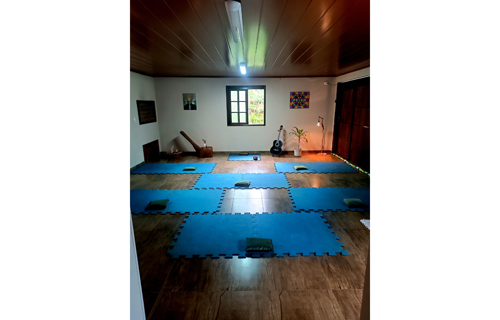 Imagem de uma sala para pratica de meditação e aulas de Hatha Yoga.