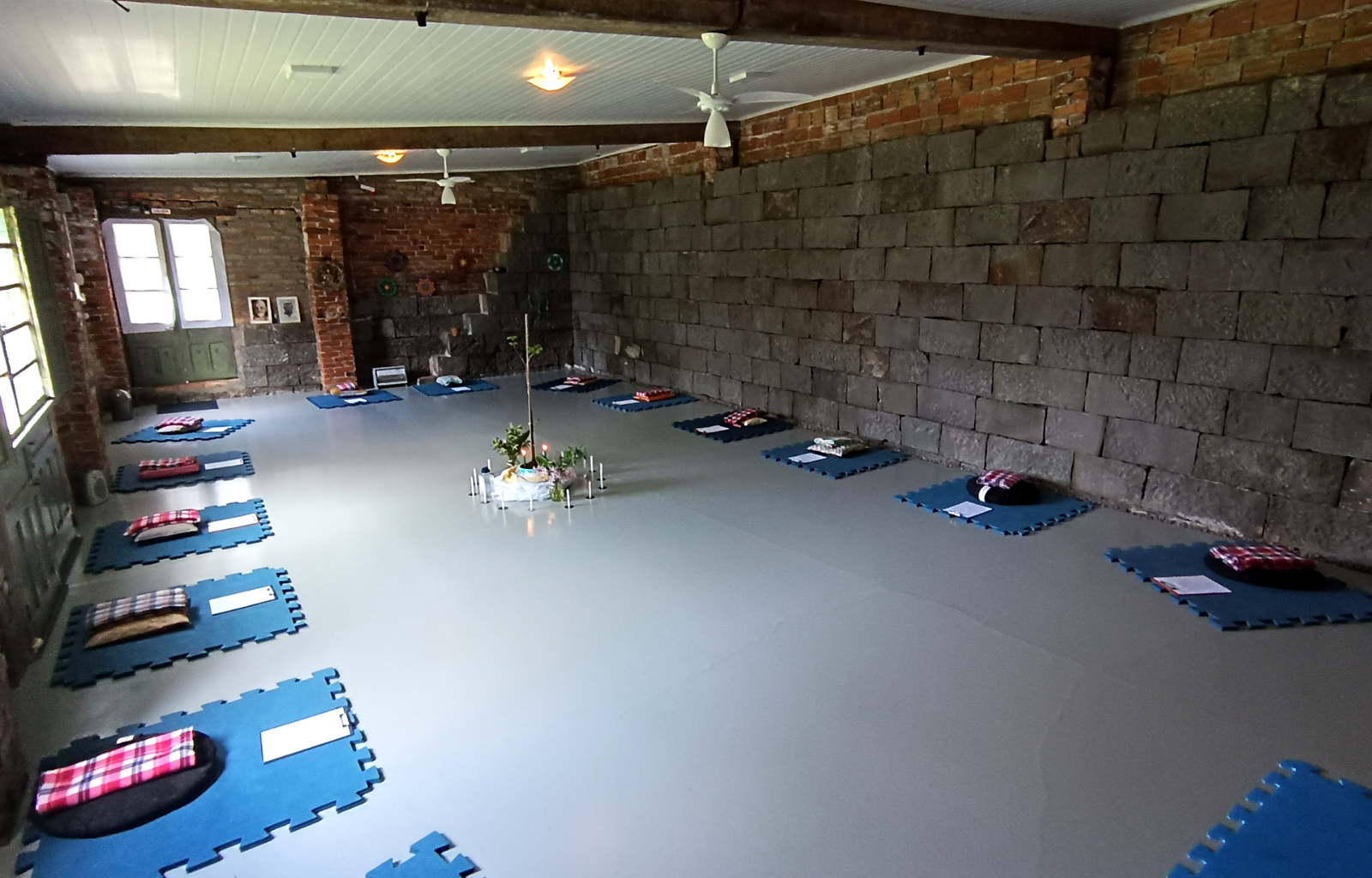 Nesta imagem mostra o salão onde ocorreu a imersão para os homens antes do início já com cada lugar devidamente preparado contendo uma almofada, uma manta e uma prancheta de anotações.